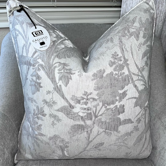 1-NWT CALLISTO HOME WOVEN FLORAL DESIGN DECORATIVE PILLOW